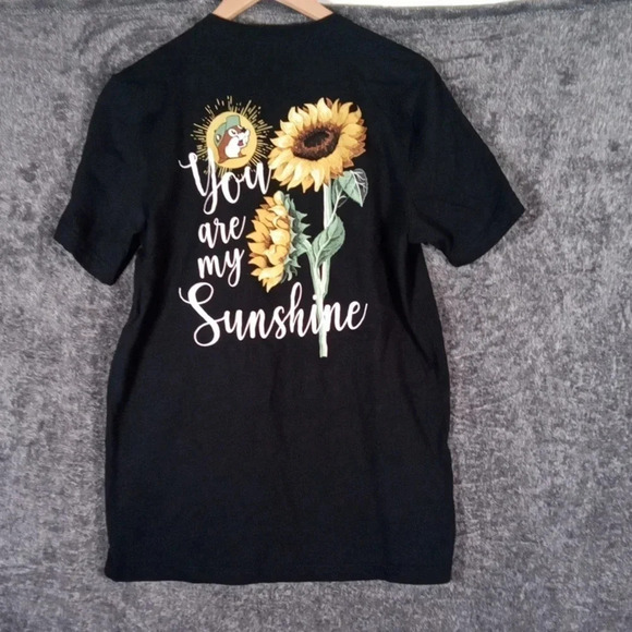 Buc-ees authentic short sleeve tee crew neck size Medium women (small flaw) - Picture 3 of 6